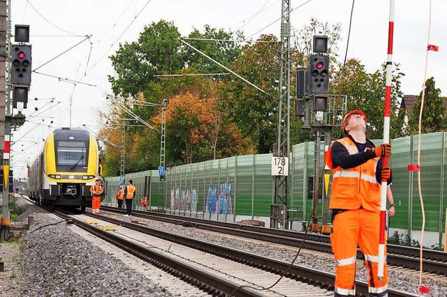 Bauarbeiter reparieren die Oberleitung...er Zug steht auf Hhe der Kanaustrae.  | Foto: Michael Haberer