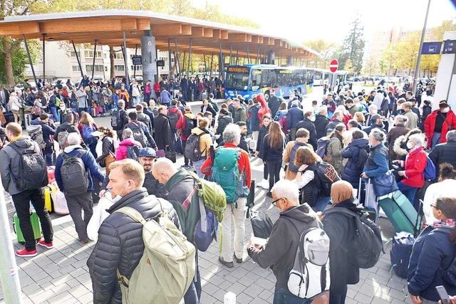 Viele Reisende strandeten am Dienstag am Lahrer Bahnhof.   | Foto: Bastian Bernhardt
