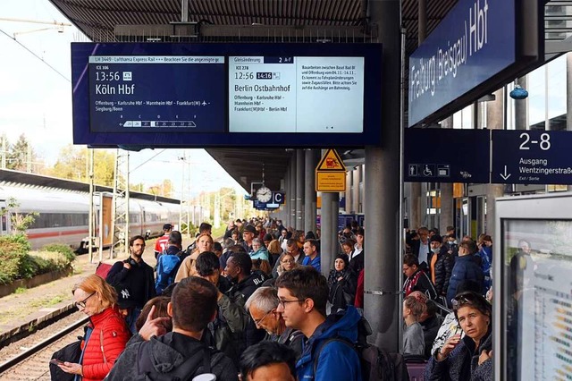 Warten statt Reisen am Dienstag auf dem Freiburger Hauptbahnhof.  | Foto: Thomas Kunz