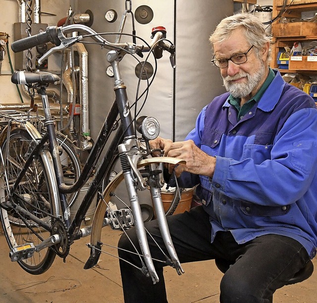 Joseph Hugelmann repariert gespendete ...m diese an Geflchtete weiterzugeben.   | Foto: Wolfgang Knstle