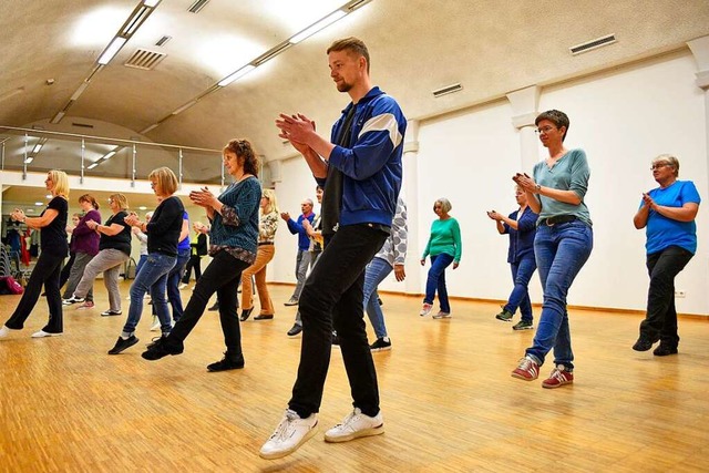 BZ-Reporter Stefan Mertlik versucht be... Dance, nicht aus der Reihe zu tanzen.  | Foto: Philippe Thines