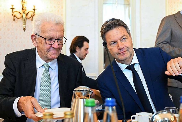 Parteifreunde Kretschmann (links) und Habeck im Neuen Schloss  | Foto: Bernd Weibrod (dpa)