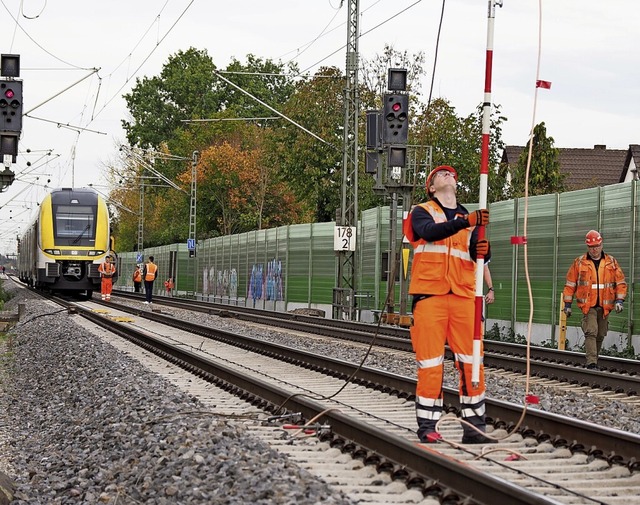 Bauarbeiter reparierten die Oberleitung nahe des Herbolzheimer Bahnhofs.  | Foto: Michael Haberer