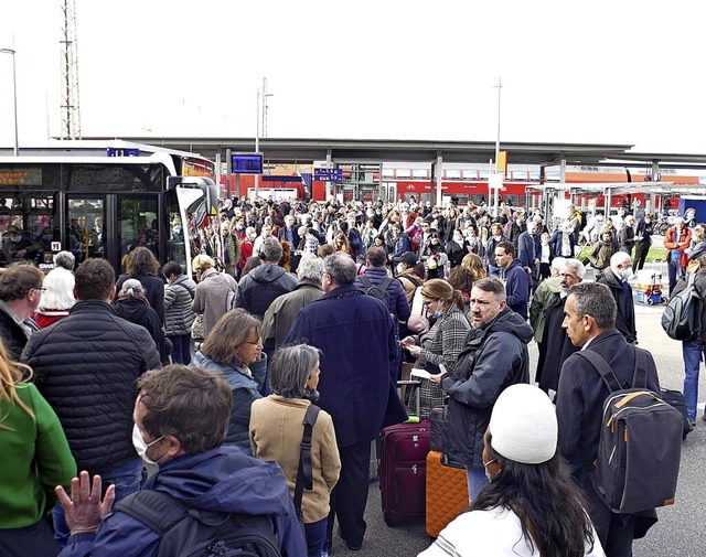 Tausende Menschen drngten sich an den Bahnhfen, wie hier in Lahr.  | Foto: Bastian Bernhardt