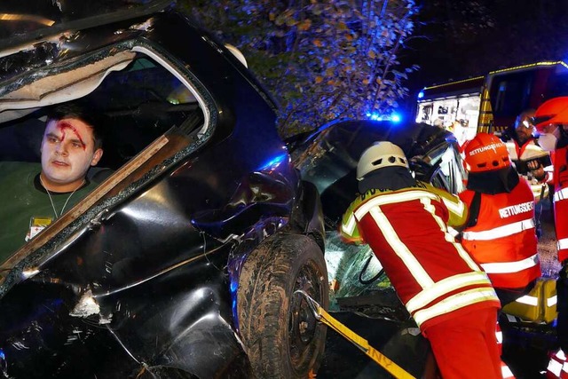 Tuschend echt geschminkt waren die f...enst des Roten Kreuzes befreit wurden.  | Foto: Axel Kremp