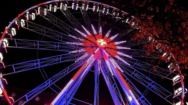 Nur bei Nacht ist das Riesenrad auf de...z noch in voller Beleuchtung zu sehen.  | Foto: Fabian Sickenberger