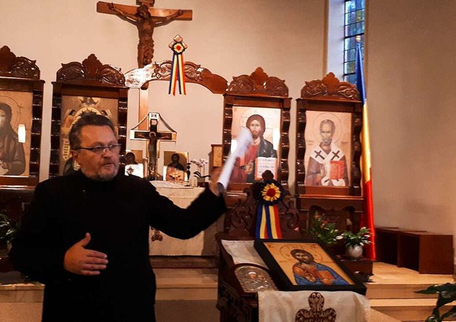 Pfarrer  Laurentiu Bacila erklrt in d... seiner rumnisch-orthodoxen Gemeinde.  | Foto: Barbara Puppe