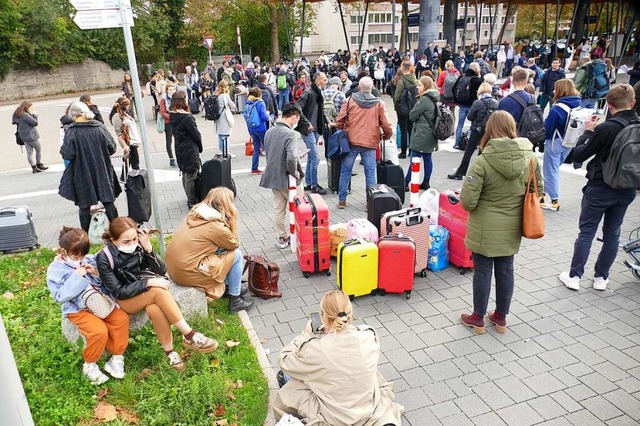 Viele Reisende strandeten am Dienstag am Lahrer Bahnhof.  | Foto: Bastian Bernhardt