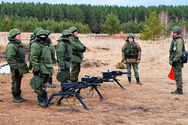 Training fr russische Mobilisierte am...e Reservisten so gut ausgerstet sein.  | Foto: IMAGO/Aleksandr Kondratuk