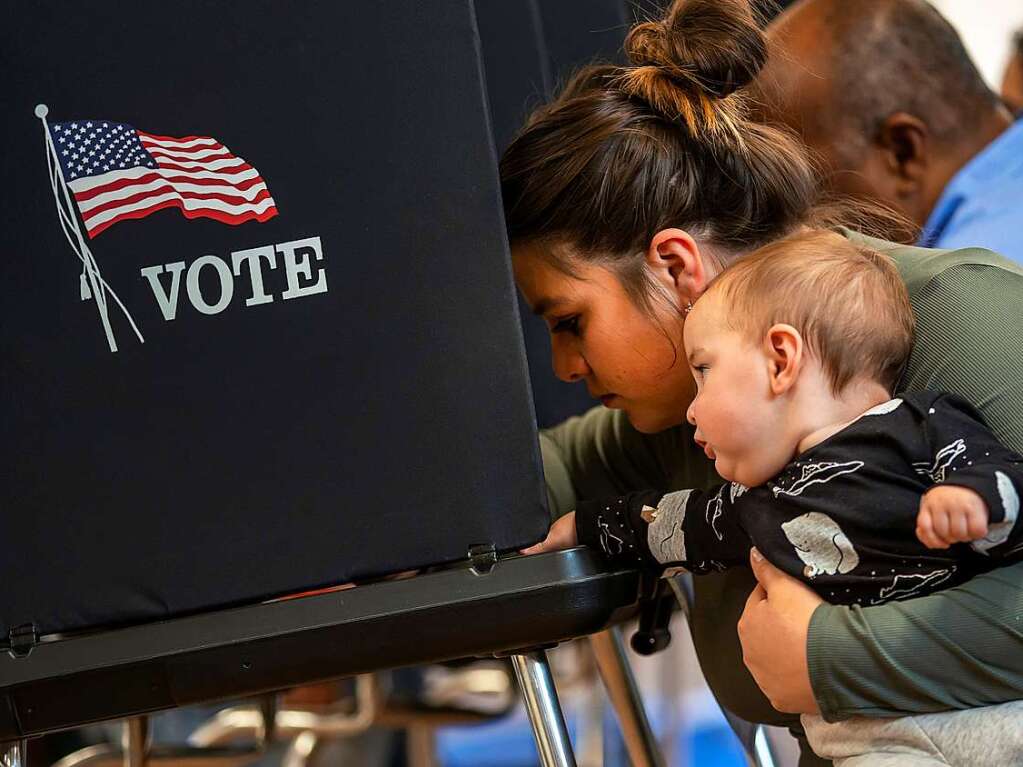 Miranda Padilla hlt ihren 11 Monate alten Sohn Grayson Sanchez im Arm, whrend sie ihren Stimmzettel in einem Wahllokal im South Valley von Albuquerque ausfllt.