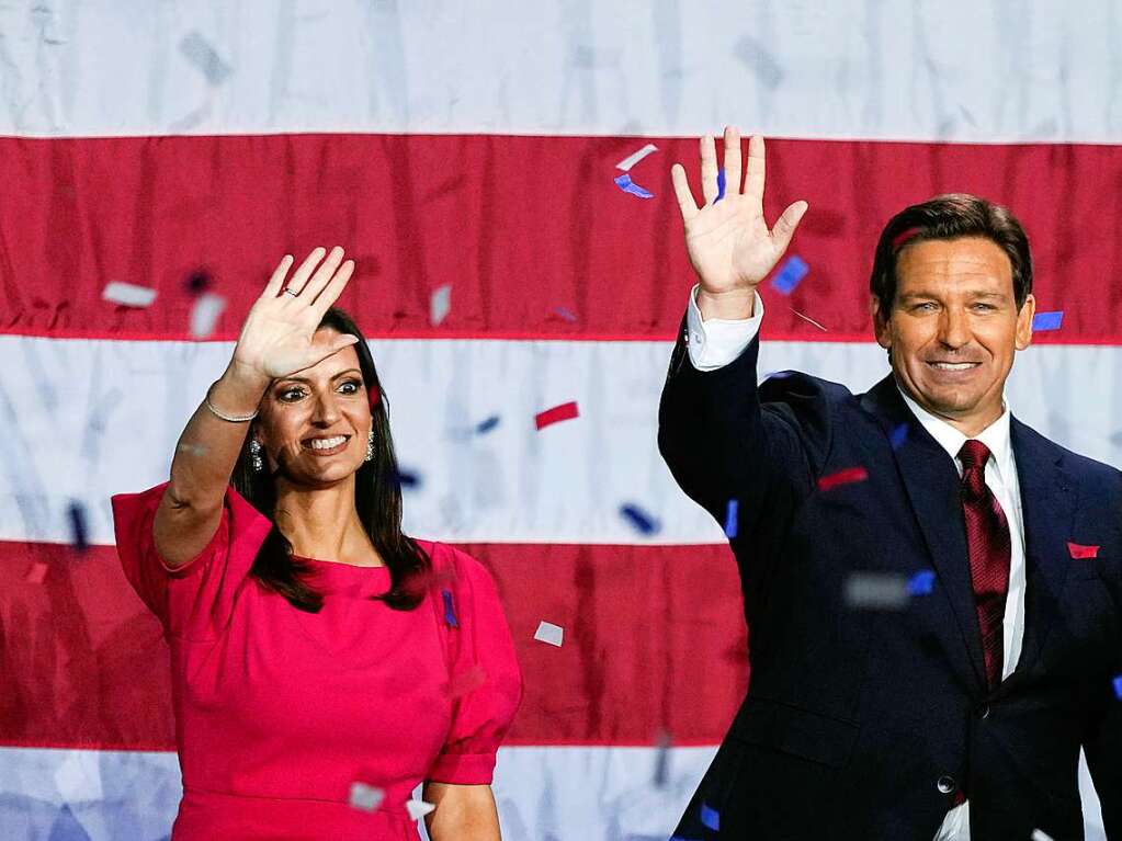 Der amtierende republikanische Gouverneur von Florida, Ron DeSantis (r), winkt zusammen mit seiner Vizegouverneurin Jeanette Nunez bei einer Wahlparty, nachdem er das Rennen um seine Wiederwahl gewonnen hat.