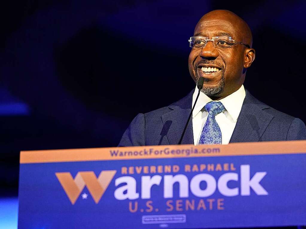 Der demokratische Senator Raphael Warnock spricht whrend einer Wahlparty in Atlanta.