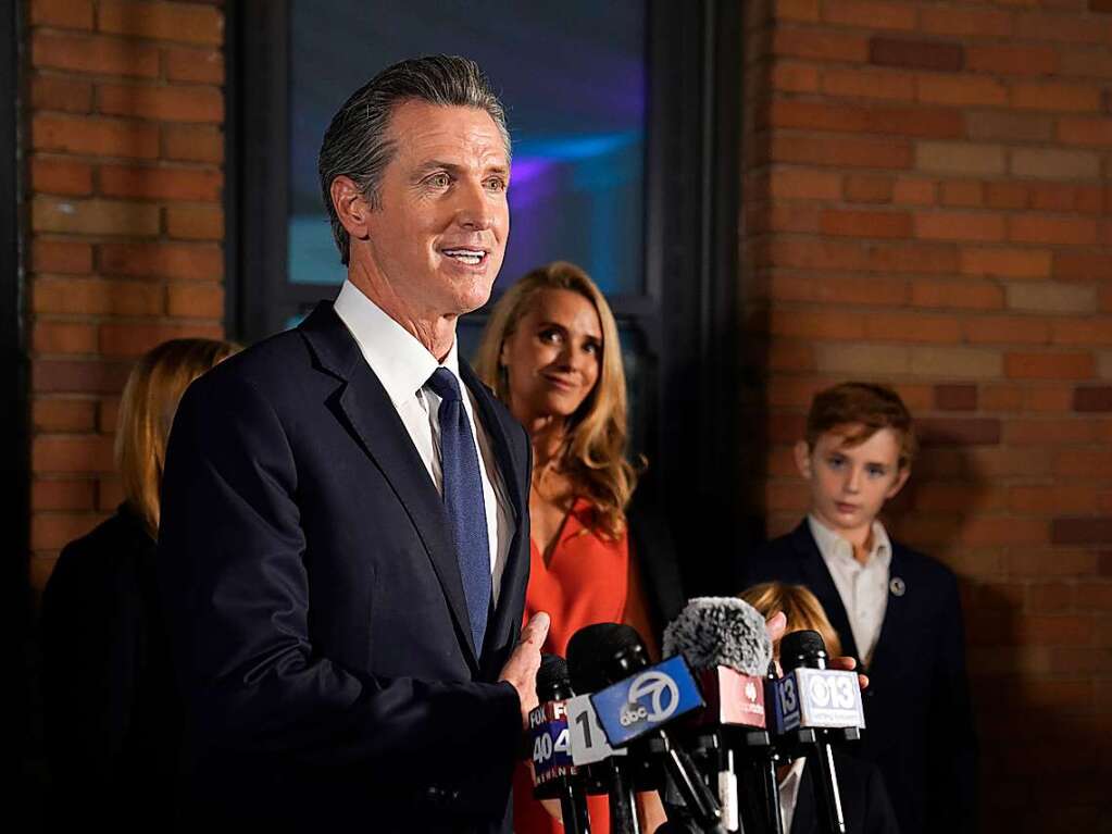 Gavin Newsom, demokratischer Gouverneur von Kalifornien, begleitet von seiner Frau Jennifer Siebel Newsom und ihren Kindern, hlt eine Rede. Der demokratische Gouverneur von Kalifornien, Gavin Newsom, hat sein Amt Prognosen zufolge souvern verteidigt.