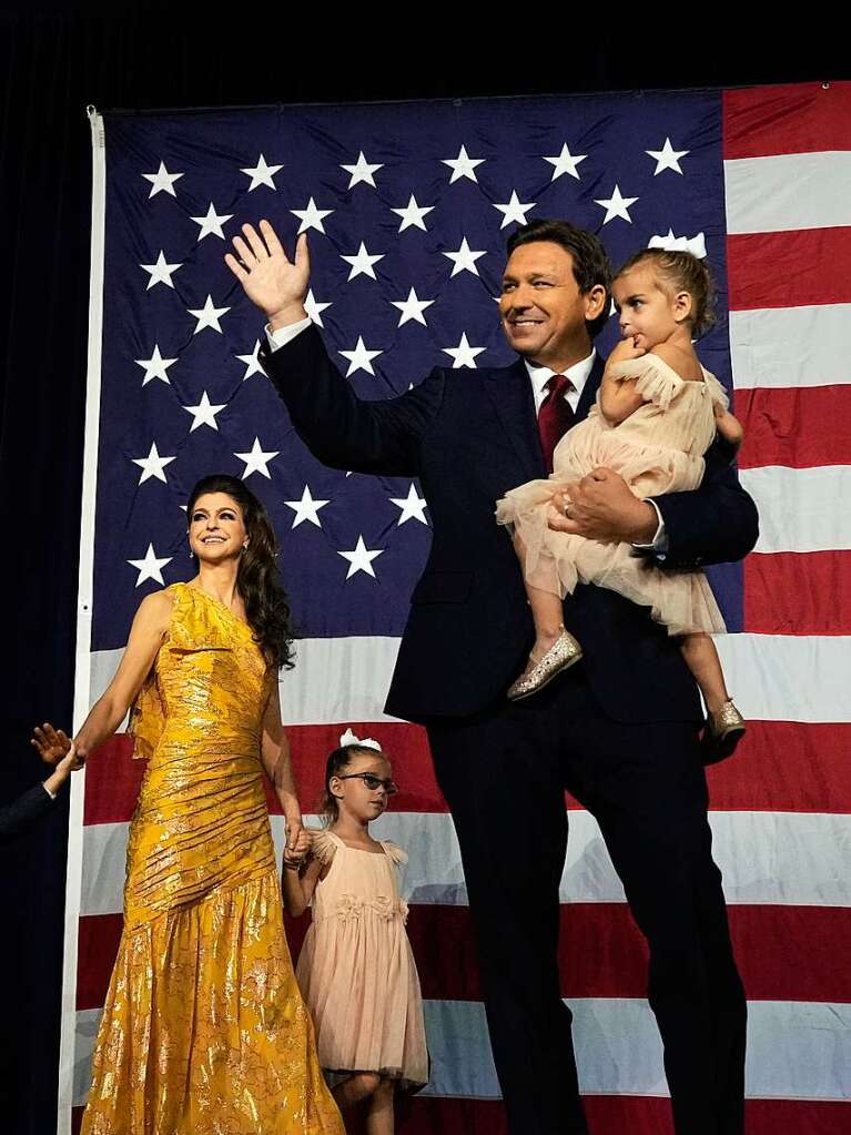 Der amtierende republikanische Gouverneur von Florida, Ron DeSantis (2.v.r), seine Frau Casey und ihre Kinder betreten die Bhne einer Wahlparty in Tampa, um seine Wiederwahl zu feiern.