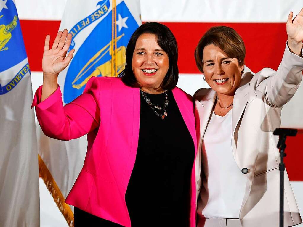 Maura Healey (r), gewhlte Gouverneurin von Massachusetts, und die gewhlte Vizegouverneurin Kim Driscoll stehen auf der Bhne whrend einer Wahlparty der Demokraten in Boston.