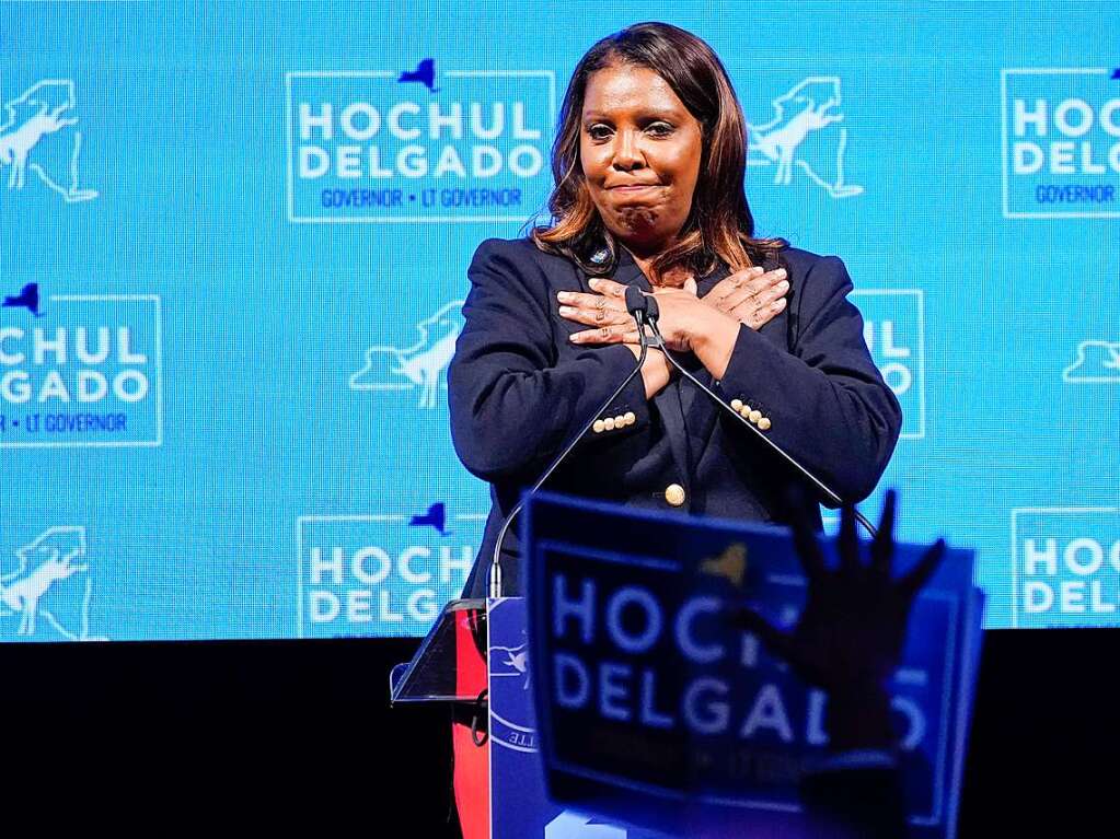 Die New Yorker Generalstaatsanwltin Letitia James spricht nach ihrer Wiederwahl whrend der Wahlparty fr Gouverneurin Hochul zu ihren Anhngern