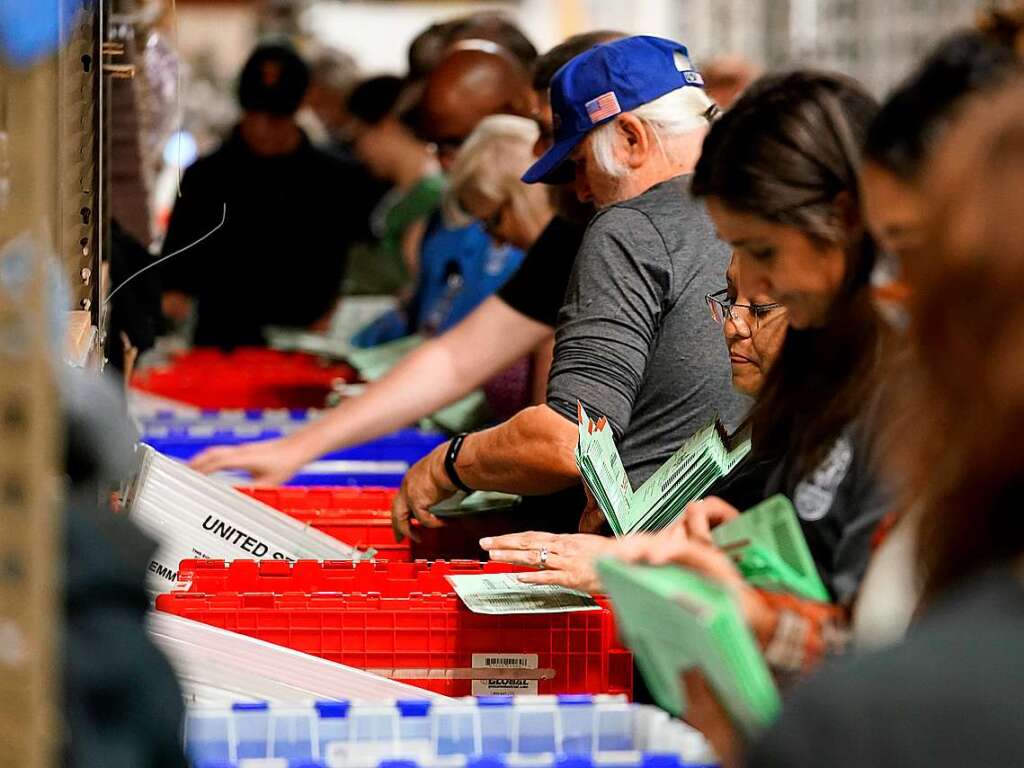 Wahlhelfer in Phoenix sortieren die Stimmzettel fr die Unterschriftenprfung vor der Auszhlung im Maricopa County Recorders Office.