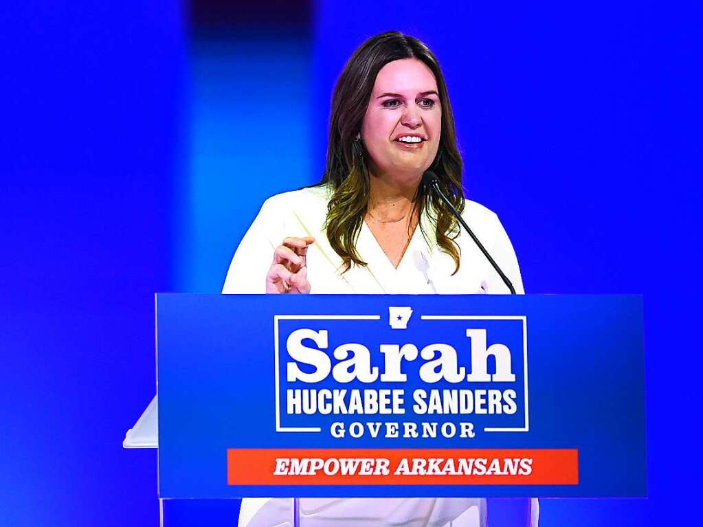 Sarah Huckabee Sanders, gewhlte Gouverneurin von Arkansas, spricht whrend ihrer Wahlparty. Sanders, eine frhere Sprecherin des Weien Hauses unter dem damaligen Prsidenten Trump, wird die neue Gouverneurin des sdlichen US-Bundesstaates Arkansas.