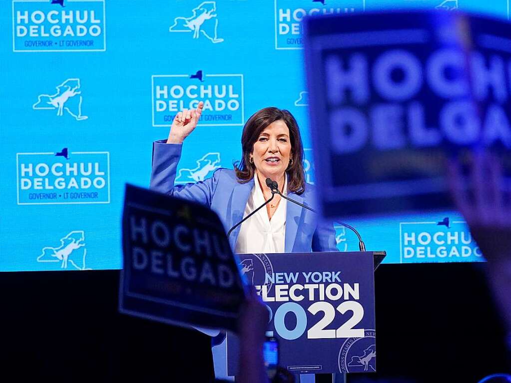 Die New Yorker Gouverneurin Kathy Hochul spricht whrend ihrer Wahlparty zu ihren Anhngern.