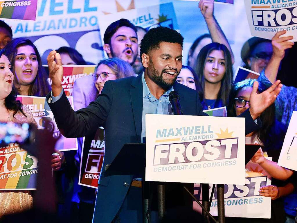 Der Jungdemokrat Maxwell Alejandro Frost (M) feiert mit seinen Anhngern in Orlando.  Mit Frost zieht zum ersten Mal ein Mitglied der sogenannten Generation Z in den US-Kongress ein.