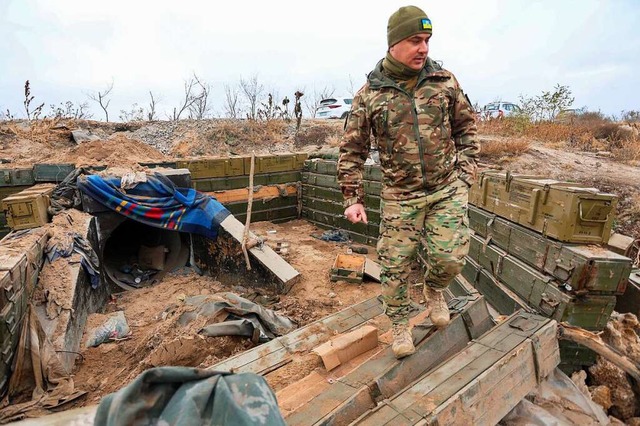 Ein ukrainischer Soldat begutachtet ei...er Oblast Cherson nahe der Frontlinie.  | Foto: Daniel Ceng Shou-Yi (dpa)