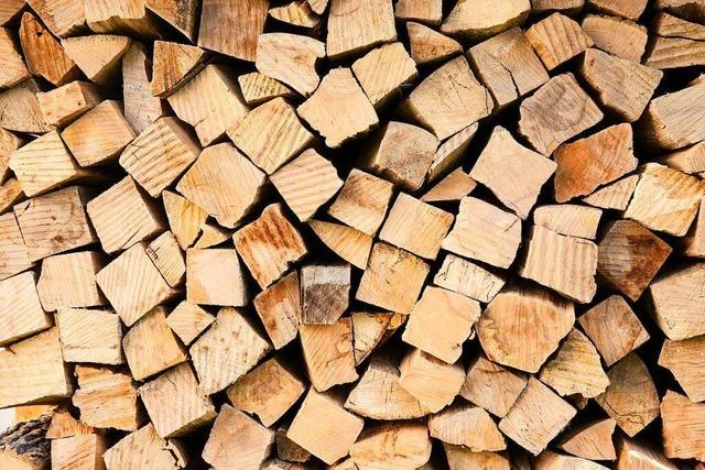 Der Leiter des Forstbezirks Kandern verteidigt Brennholz gegen Kritik