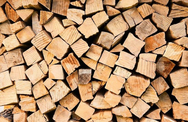 Brennholz ist angesichts gestiegener Energiepreise derzeit begehrt.  | Foto: Julian Stratenschulte (dpa)