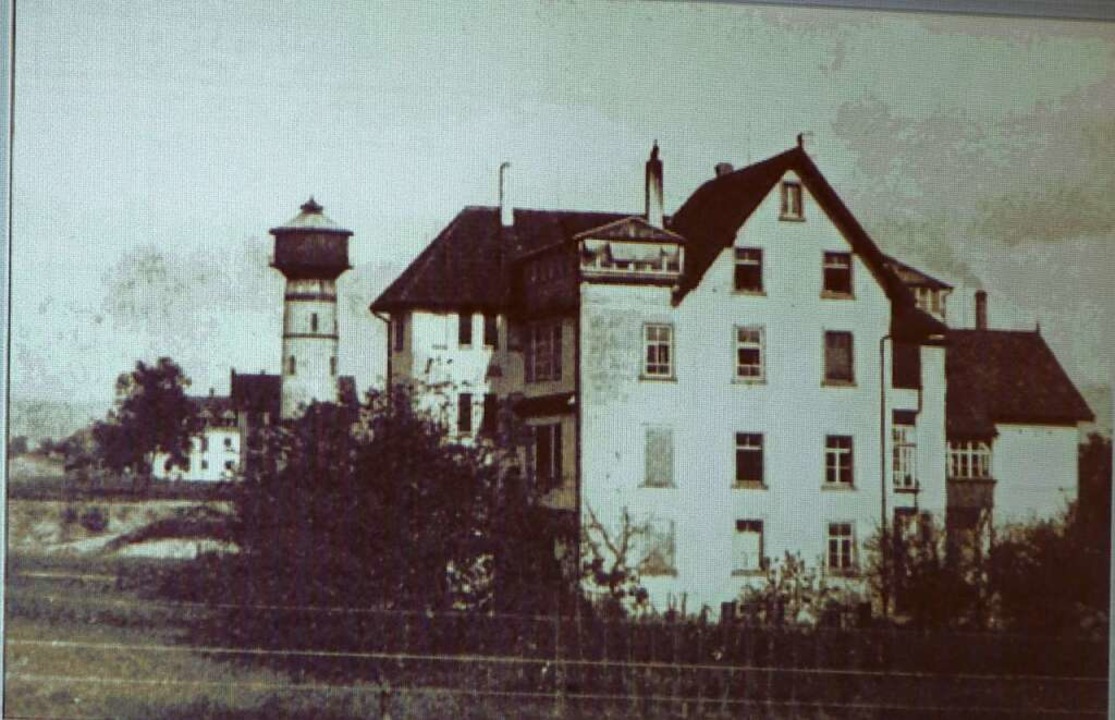 Eine frühe Aufnahme des Josefshauses, ...ule gedient hat, links der Wasserturm.  | Foto: Roswitha Frey