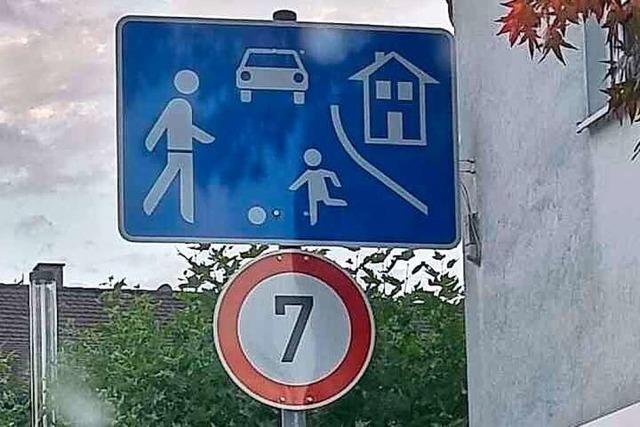 Warum in der Neuenburger Innenstadt ein Tempo-7-Schild hängt