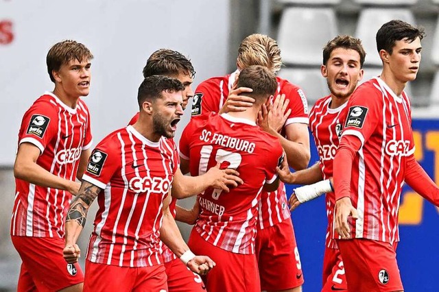 Freude ber einen weiteren Sieg und Ta...g zwei: die Spieler des SC Freiburg II  | Foto: Achim Keller