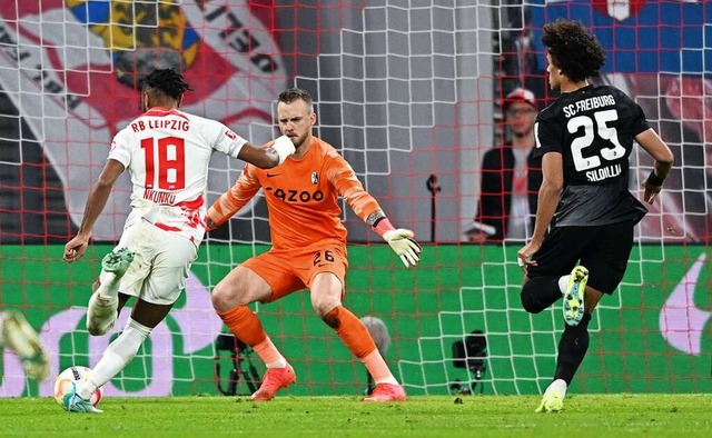 Leipzigs Torjger Christopher Nkunku (...ekken keine Chance und trifft zum 2:0.  | Foto: Hendrik Schmidt (dpa)