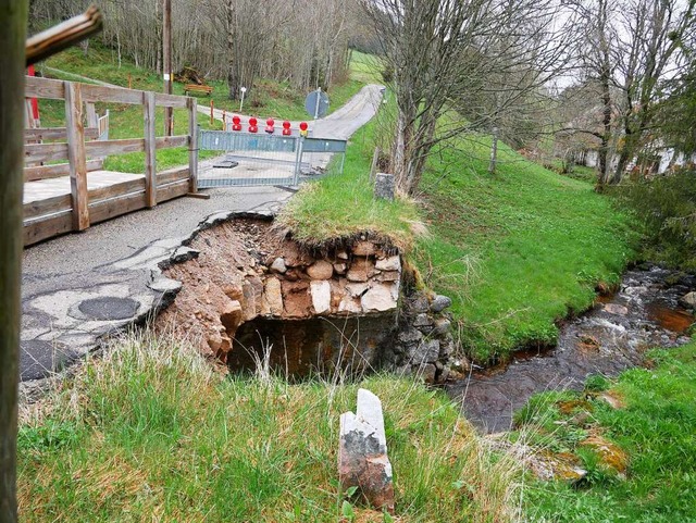 Im Februar 2021  war die Brcke  in Un... Hochwasser schwer beschdigt worden.   | Foto: Eva Korinth