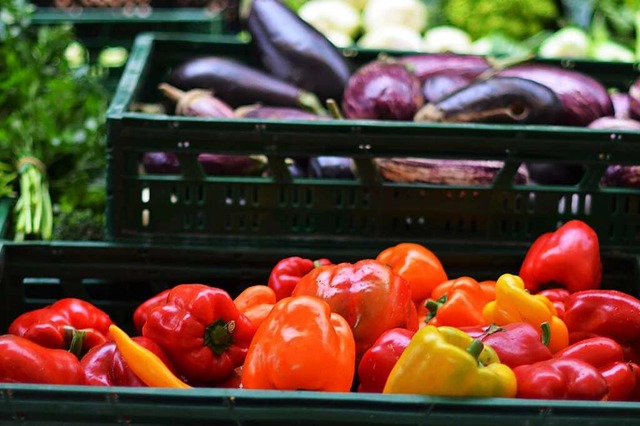 Auf Wochenmrkten gibt es noch immer heimische Paprika zu kaufen.  | Foto: Kathrin Blum