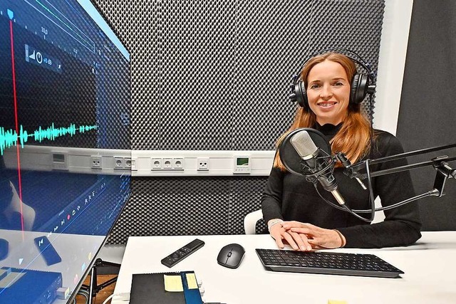 Audio-Redakteurin Gina Kutkat im BZ-Podcast-Studio  | Foto: Michael Bamberger