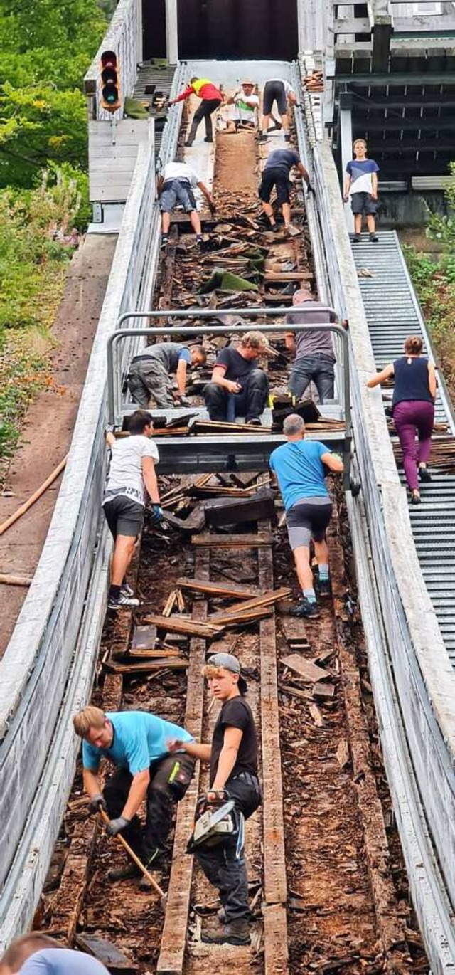 Schwarzwald-Power: Mit Brecheisen und ...rinne auf der K-70-Schanze abgetragen.  | Foto: Philipp Riele