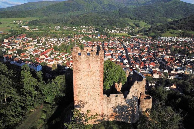 Der 28 Meter hohe Turm ber der Stadt ist ein Waldkircher Wahrzeichen.  | Foto: Michael Saurer