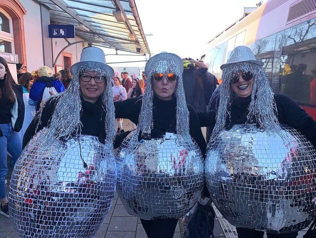 Frhlich ging es 2018 bei der Fasnacht...en Guggenmusiken vor der Sparkasse zu.  | Foto: Nina Hesse