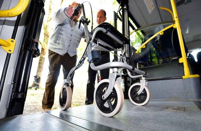 Im Kleinen Wiesental wird ein Brgerbu...on zuhause zum Linienbus bringen soll.  | Foto: Uli Deck/dpa