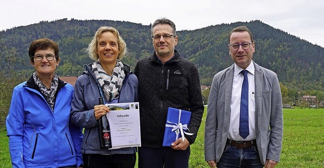 Brgermeister  Sebastian Rtzer (recht... Niepel fr die jahrzehntelange Treue.  | Foto:  ZweiTlerLand Tourismus, Fotografin: Nicola Kaatz