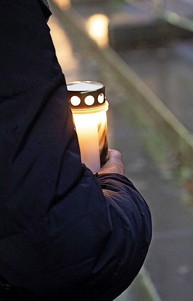 Mit Kerzen wurde an die erschtternden...nisse der Reichspogromnacht erinnert.   | Foto: Volker Mnch