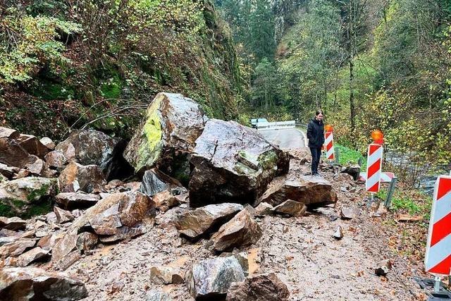 Mannshohe Felsbrocken versperren die Landstraße im Wehratal