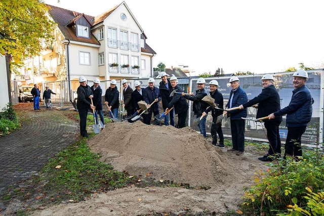 Mit dem symbolischen Spatenstich start...gsangebot auf die Nachfrage reagieren.  | Foto: Volker Mnch