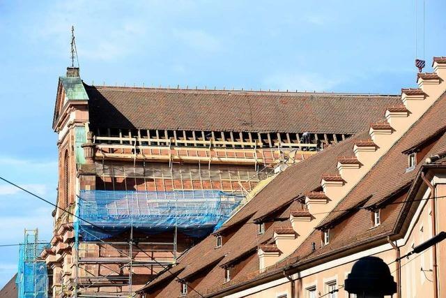 Das Dach der Unikirche an der Bertoldstrae in Freiburg wird saniert