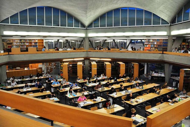 Der Lesesaal der Unibibliothek in Basel  | Foto: Annette Mahro