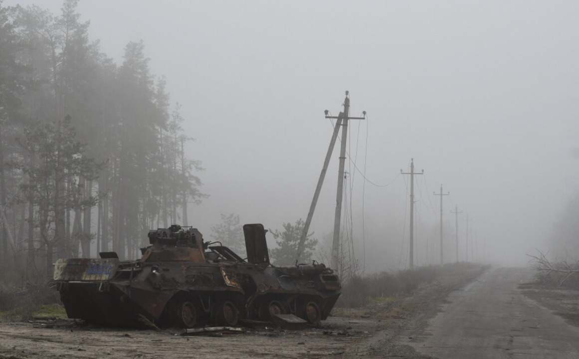 Ein zerstörtes russisches Militärfahrz...rten südlichen Gebiets Cherson zurück.  | Foto: Andriy Andriyenko (dpa)