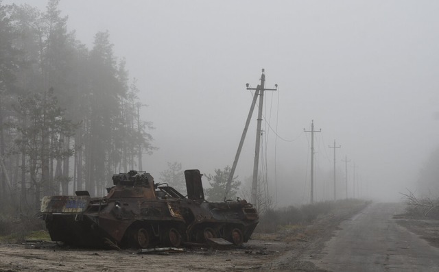 Ein zerstrtes russisches Militrfahrz...rten sdlichen Gebiets Cherson zurck.  | Foto: Andriy Andriyenko (dpa)