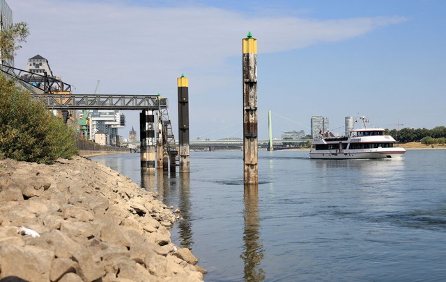 Der Rhein ist ein langer Fluss, der als Wasserstrae benutzt wird.  | Foto: Oliver Berg (dpa)