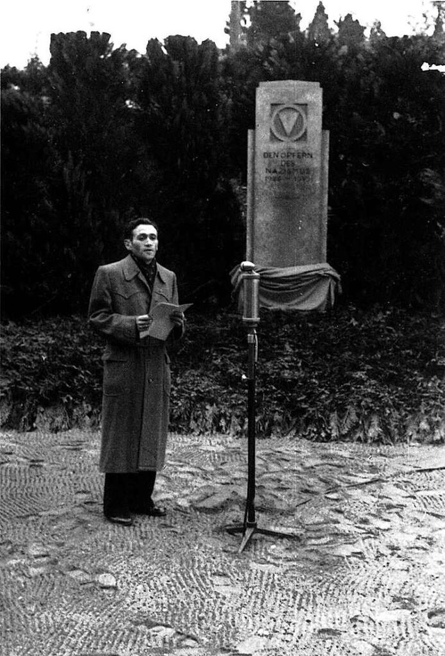 Rolf Weinstock vor dem Denkmal fr die...nlsslich der Einweihung des Denkmals.  | Foto: privat