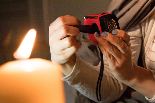 Ein Kerzenvorrat und ein Radio mit Kur...nes Blackouts sinnvolle Anschaffungen.  | Foto: Christin Klose (dpa)