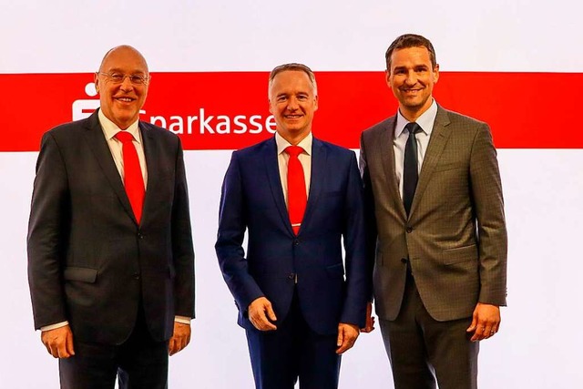 Georg Riesterer (Mitte) wird neuer Vor...Binninger (rechts) und Tobias Gantert.  | Foto: Sparkasse